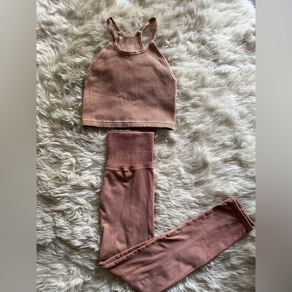 Free people movement xs workout set. Color is a nice gradient pinkish beige.